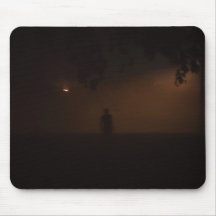 Figure ombragée dans le mousepad de brouillard tapis de souris