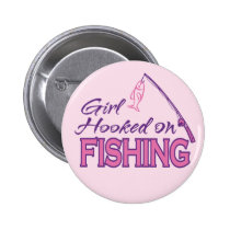 Fille accrochée sur la pêche badges publicitaires