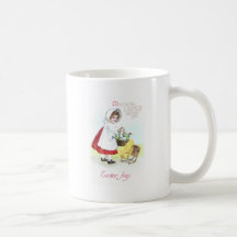 Fille avec le panier des oeufs et des poussins tasse à café