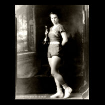 Fille avec un trophée de basket-ball posters
