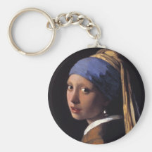 Fille avec une boucle d'oreille de perle porte-clefs