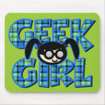 Fille bleue de geek de plaid avec le graphique tapis de souris