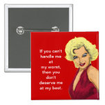 Fille blonde de charme badges avec agrafe