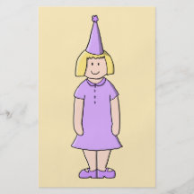 Fille dans l'équipement lilas de fête d'anniversai prospectus