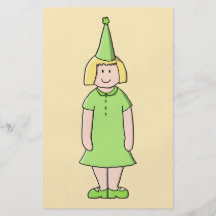 Fille dans un équipement vert d'anniversaire prospectus