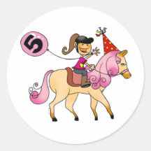 fille de 5 ans sur un poney adhésif