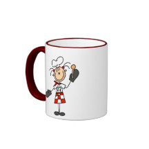 Fille de chef avec la tasse en bois de cuillère