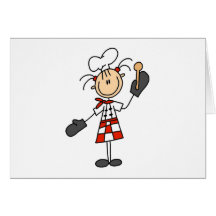Fille de chef avec les cartes en bois de cuillère