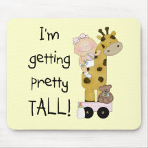 Fille de girafe obtenant les T-shirts et les cadea Tapis De Souris