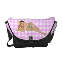 Fille de pin-up besaces