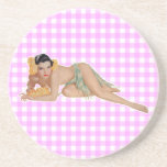 Fille de pin-up dessous de verre