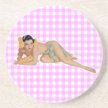 Fille de pin-up dessous de verre