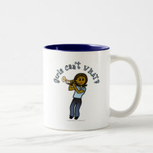 Fille foncée jouant la trompette tasse