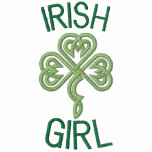 Fille irlandaise avec les coeurs celtiques de noeu