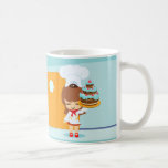 Fille mignonne tenant le gâteau d'anniversaire de  tasse