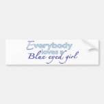 Fille observée par bleu adhésif pour voiture