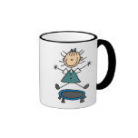 Fille sur la tasse de trempoline