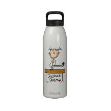 Fille sur le faisceau d'équilibre bouteille