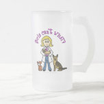 Fille vétérinaire blonde tasse