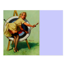 Fille vintage de pin-up de tir à l'arc de cible de carte postale