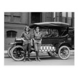 Filles de voiture ancienne, les années 1920 carte postale