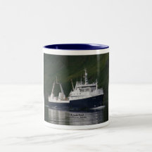 Fjord arctique, chalutier usine dans le port néerl tasse