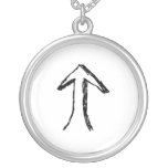 Flèche se dirigeant. Noir et blanc. Pendentif