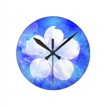 Fleur blanche sur un arrière - plan bleu pendule murale