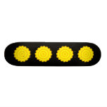 Fleur jaune ensoleillée lumineuse. Sur le noir Plateau De Skateboard