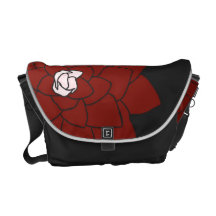 Fleur rouge sur le sac messenger foncé à charbon d sacoche