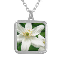 Fleurs blanches d'anémone pendentif