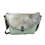 fleurs blanches de ranunculus, sac messenger à hor besace