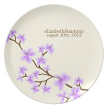 Fleurs de cerisier pourpres assiettes
