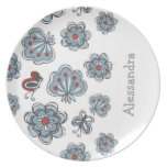 fleurs et papillons bleus et rouges sur le blanc assiette