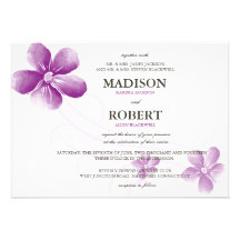 Fleurs pourpres d'aquarelle épousant des invitatio