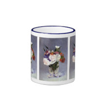 Fleurs roses dans une tasse en verre de vase