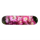 Fleurs roses et blanches plateaux de skateboards