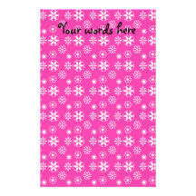 Flocons de neige blancs sur le rose papier à lettre personnalisé