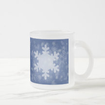 Flocons de neige sur la conception bleue de Noël Tasse