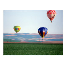 Flotteur chaud coloré de ballons à air au-dessus d cartes postales