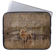 Fox reniflant les crocus ; Calendrier 2013 Housses Ordinateur Portable