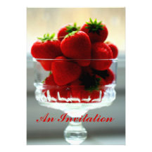 Fraises dans une invitation de cuvette