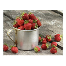 fraises de jardin dans la tasse carte postale