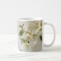 freesias sur la grande tasse de dentelle