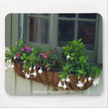"Fuchsias blancs de fenêtre verte " Tapis De Souris