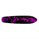 Fumée rose sur le noir plateau de skate