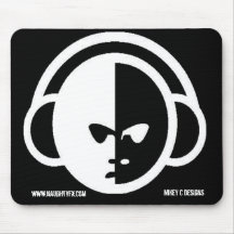 Fx vilain DJ font face au tapis de souris