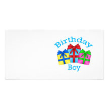 Garçon d'anniversaire dans le bleu avec des présen photocarte customisée