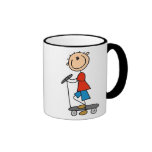 Garçon de bâton sur le scooter mug à café