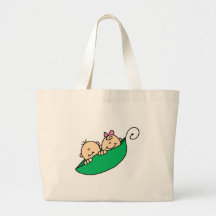 Garçon et fille jumeaux dans la cosse de pois sacs